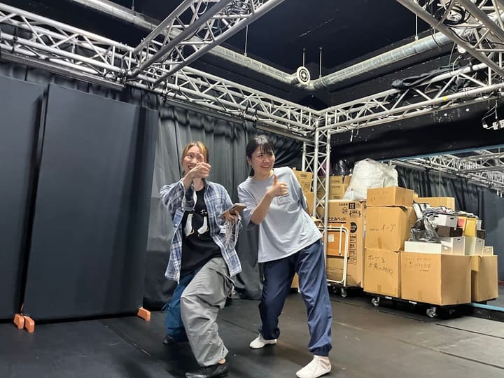 サムズアップのポーズを決める団員2人|劇団カスタリア 稽古オフショット