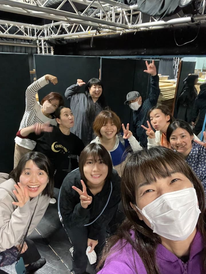 稽古場に集まり、ピースサインなどのポーズで笑う団員たち｜劇団カスタリア 稽古オフショット