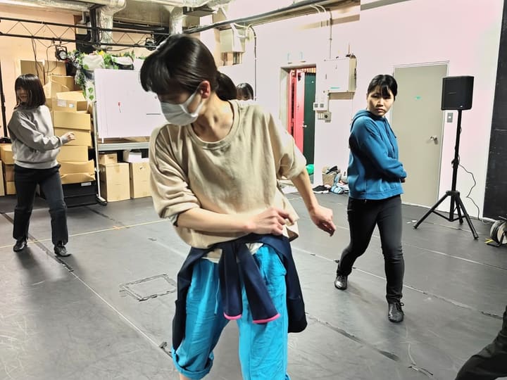 マスク姿で振り付けをなぞりながら踊る団員たち|劇団カスタリア ダンス稽古
