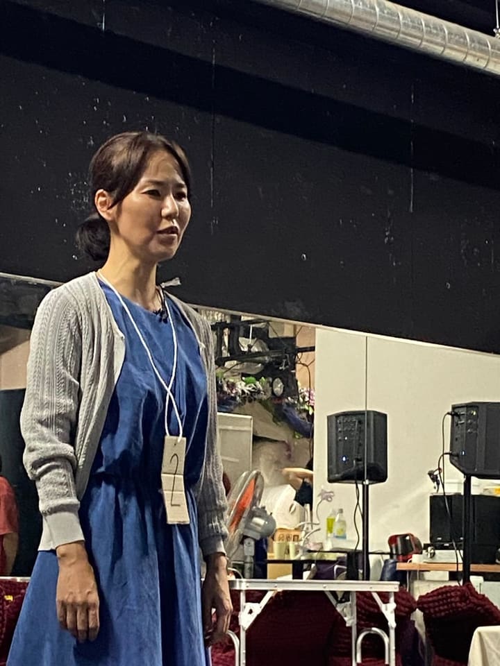 青いワンピースに「2」の番号札を下げて台詞を語る出演者｜劇団カスタリア「TRIP」通し稽古