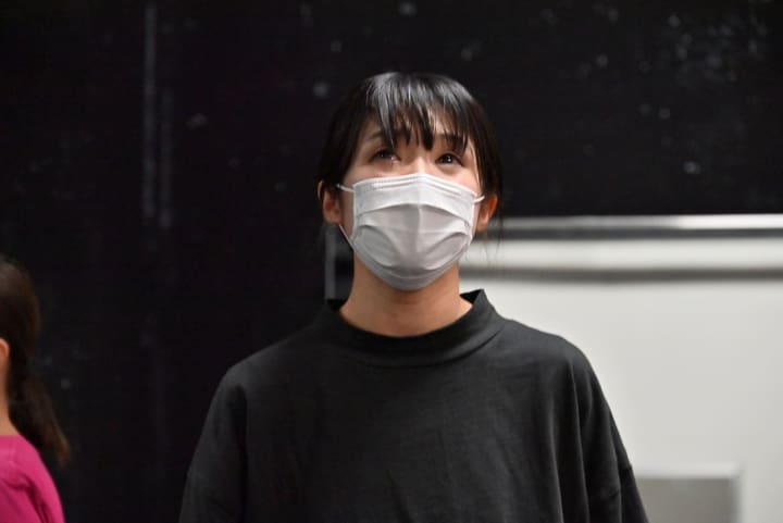 顎を上げ、暗い舞台の上方を見上げる表情をつくる団員|劇団カスタリア 二幕通し稽古