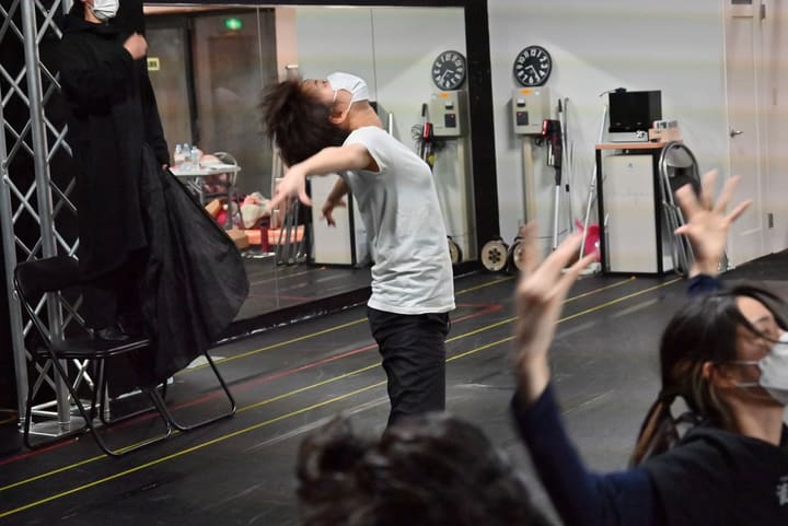 上体を大きく反らせ、両腕を後ろへ引く振りを踊る団員｜劇団カスタリア 振付稽古