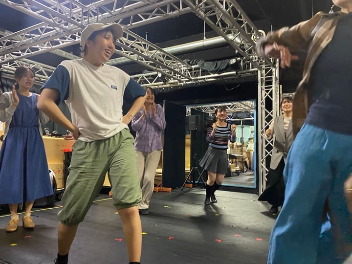 帽子姿の出演者を囲み、手拍子しながら踊る一同｜劇団カスタリア「TRIP」通し稽古