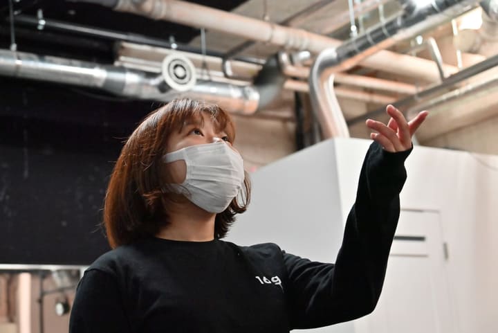 片手を斜め上へ差し伸べ、視線を上に向けて歌う団員|劇団カスタリア 新曲のナンバー稽古