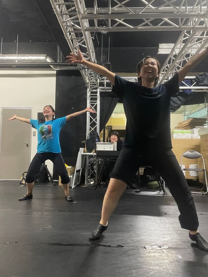 両腕を大きく左右に広げ、笑顔で踊る団員2人｜劇団カスタリア ダンス稽古