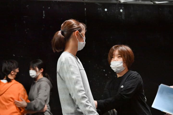 向かい合って手を取り合う場面を演じる出演者2人｜劇団カスタリア お芝居の稽古