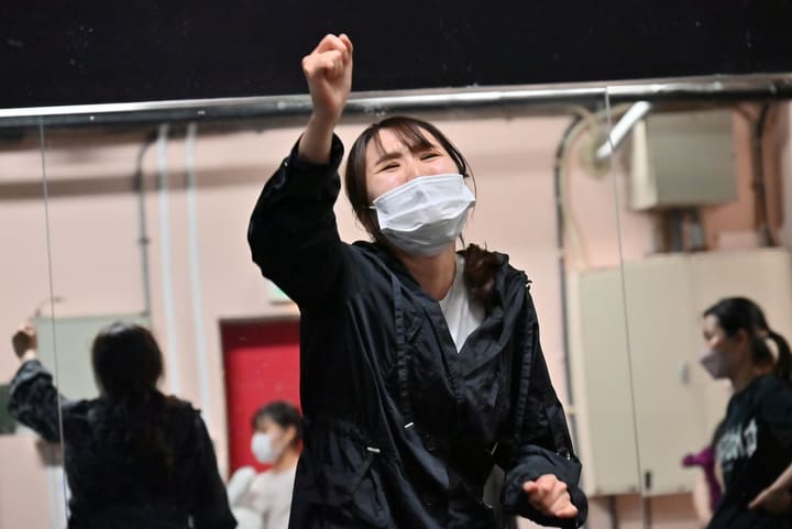 拳を高く突き上げ、笑顔でダンスナンバーを踊る団員｜劇団カスタリア「オーブ」ダンス稽古