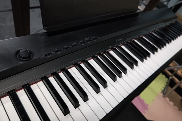 稽古場に据えられた電子ピアノの鍵盤｜劇団カスタリア 歌稽古