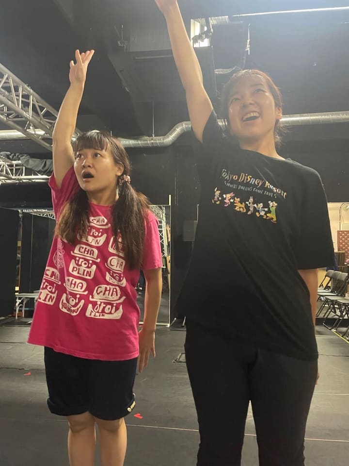 片腕を高く突き上げ、口を大きく開けて歌う出演者2人|劇団カスタリア「TRIP」歌稽古