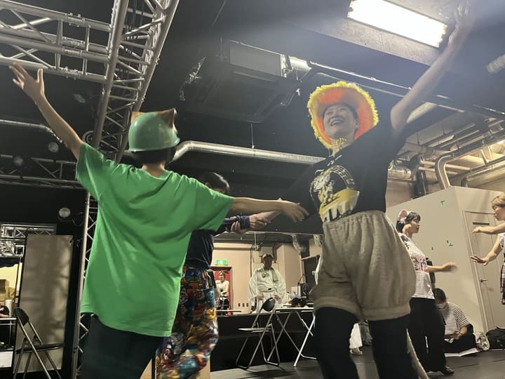 猫と神様の衣裳で腕を広げ、笑顔で踊る1幕のナンバー｜劇団カスタリア「清子と桃香」稽古