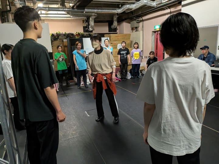 講師を囲んで並び、フォームチェックを受ける団員たち|劇団カスタリア ダンス基礎練習