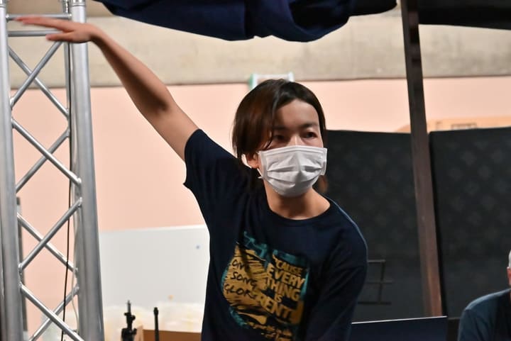 片腕をまっすぐ横へ伸ばし、視線を送る団員｜劇団カスタリア「オーブ」ダンス稽古