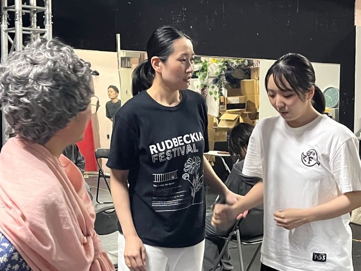 3人で向かい合い、手振りを交えて場面を確かめる出演者たち｜劇団カスタリア 立ち稽古
