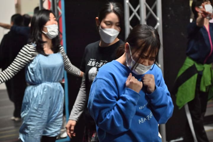 水色の衣裳の出演者を交え、数人が並んで振りを合わせる｜劇団カスタリア ナンバー稽古