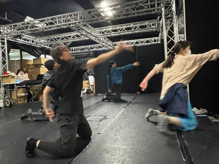 片膝をついて上体を反らし、腕を大きく振る振付を踊る団員たち｜劇団カスタリア ダンス稽古