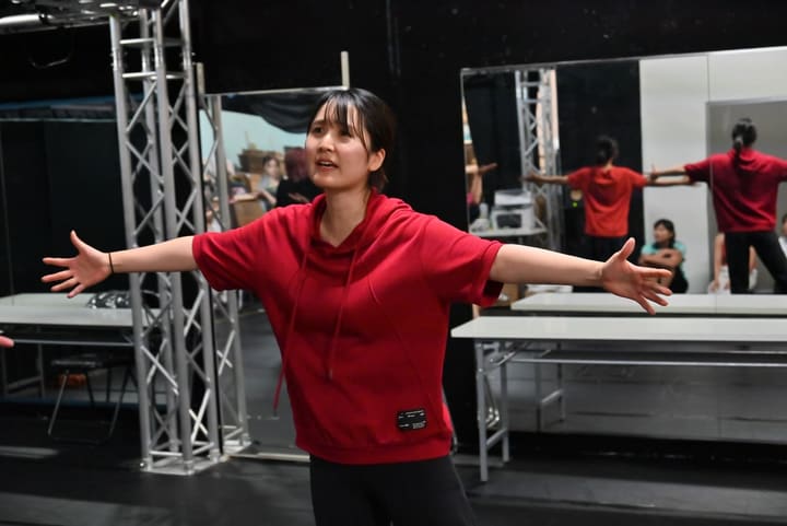 両腕を左右いっぱいに広げて振りを確かめる団員｜劇団カスタリア 振り写しの稽古