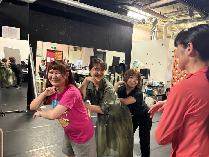 笑いながら振りを合わせる3人の出演者｜劇団カスタリア ダンス稽古