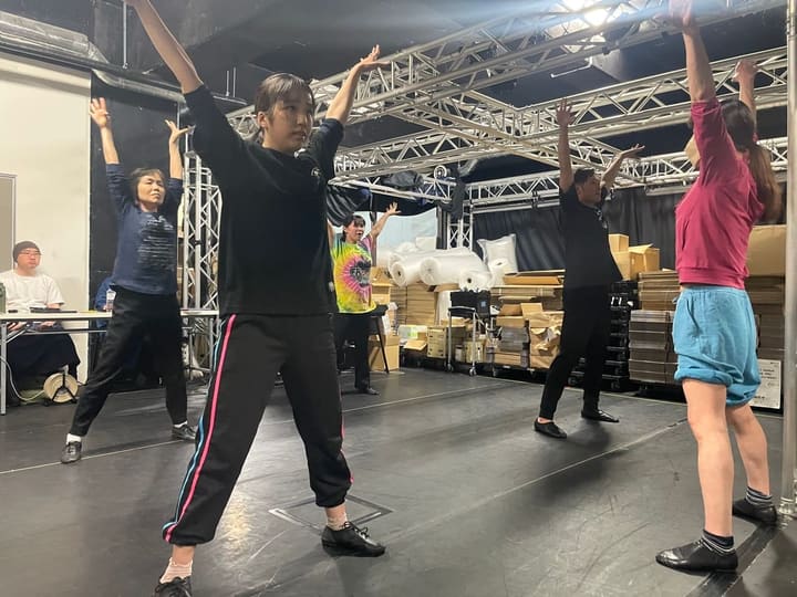 両腕を頭上に伸ばし、パッセの姿勢で立つ団員たち｜劇団カスタリア ダンス強化期間の稽古