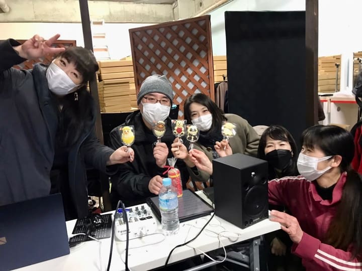 動物をかたどったチョコレートを手に、音響卓のそばで並ぶ記念写真｜劇団カスタリア 稽古オフショット