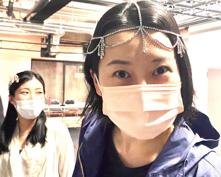 ビジューの髪飾りを着けて自撮りする団員と、後ろで笑う仲間｜劇団カスタリア 衣裳つき稽古