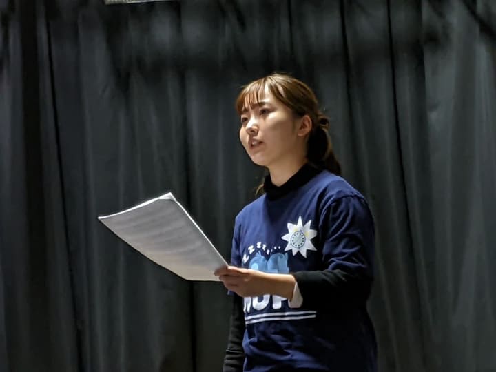 譜面を手に、裏声と地声の境目を意識して歌う団員｜劇団カスタリア 歌稽古