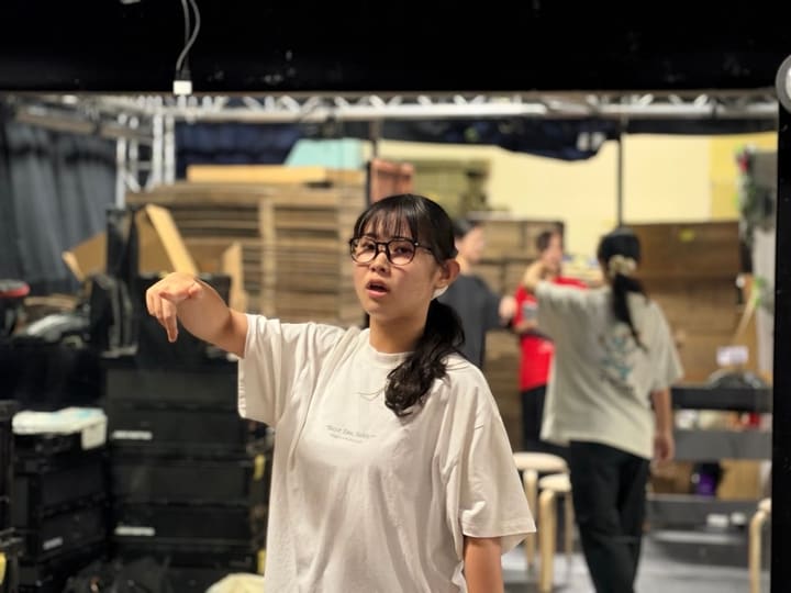 指をさして立ち位置を確かめる出演者｜劇団カスタリア 振付稽古