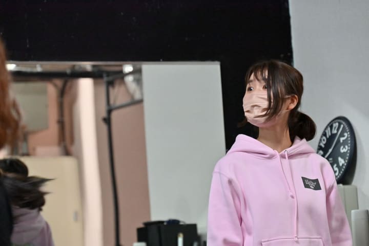 淡いピンクのパーカー姿で相手役へ視線を送る団員|劇団カスタリア 二幕通し稽古