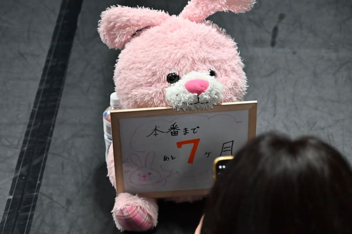 本番まであと7ヶ月と書いたボードを掲げるうさぎのぬいぐるみ｜劇団カスタリア 稽古オフショット