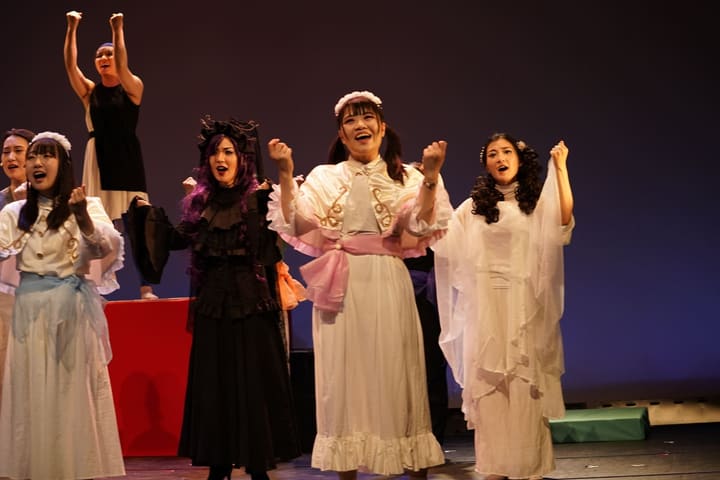 衣裳姿で拳を上げ、客席に向かって歌う出演者たち｜劇団カスタリア 公演の舞台写真