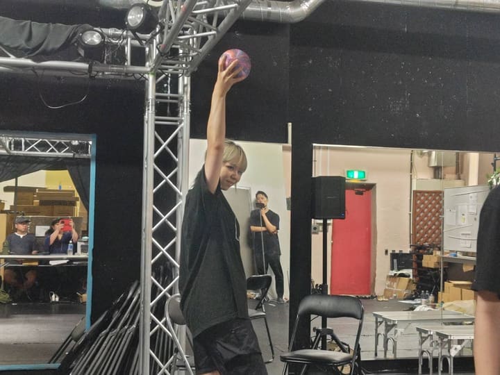 まだら模様のボールを頭上高く掲げて見せる出演者|劇団カスタリア「TRIP」立ち稽古