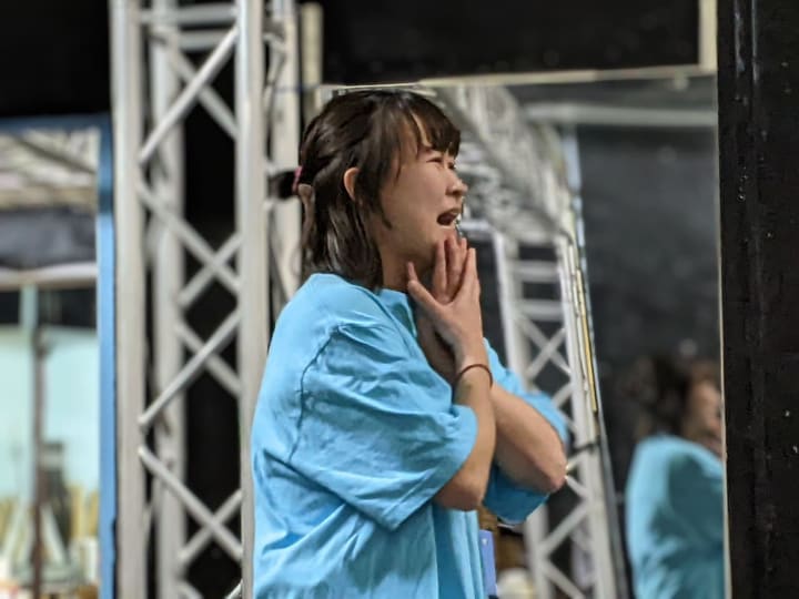 胸に手を当て、感情をこめて演じる参加者｜劇団カスタリア キャストオーディション お芝居審査