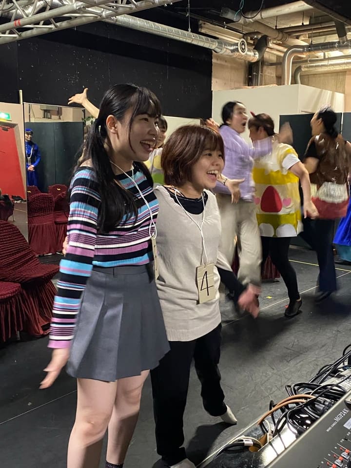 番号札を下げた出演者たちが笑顔で踊り出す場面｜劇団カスタリア「TRIP」マイク付き通し稽古