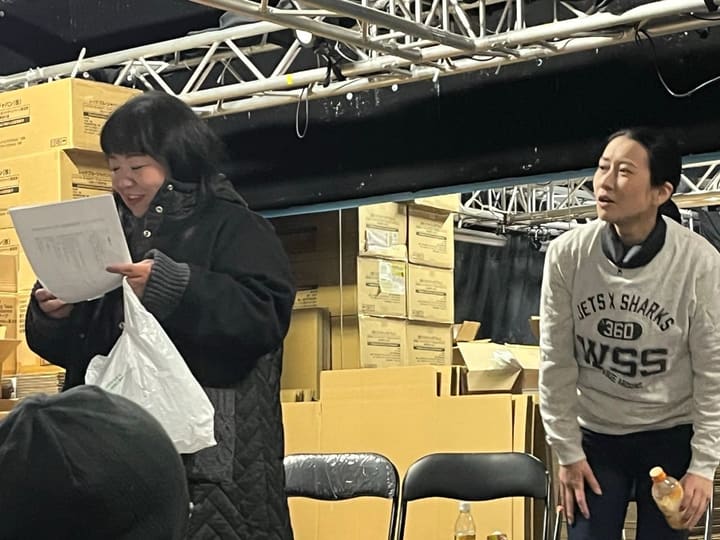 台本を手に説明する講師と、身を乗り出して応える団員｜劇団カスタリア 芝居レッスン