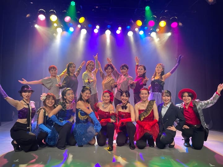 舞台上で腕を高く上げてポーズをとる衣裳姿の出演者たち｜劇団カスタリア「ルドベキアフェスティバル」公演