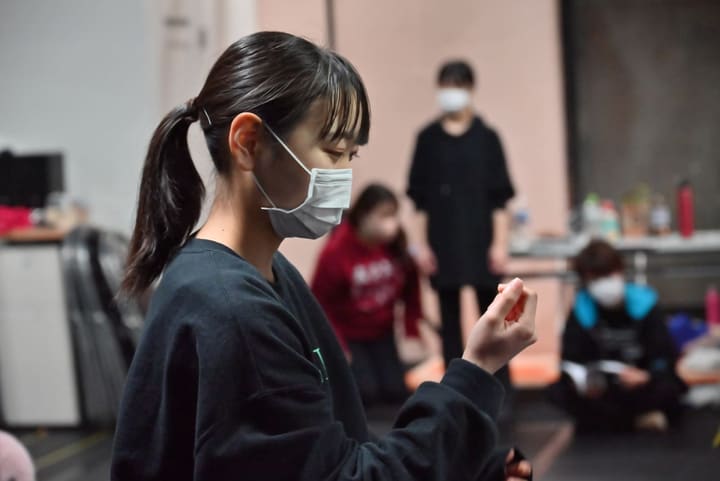 指先を立てて視線を落とし、動きを確かめる団員の横顔｜劇団カスタリア ナンバー稽古