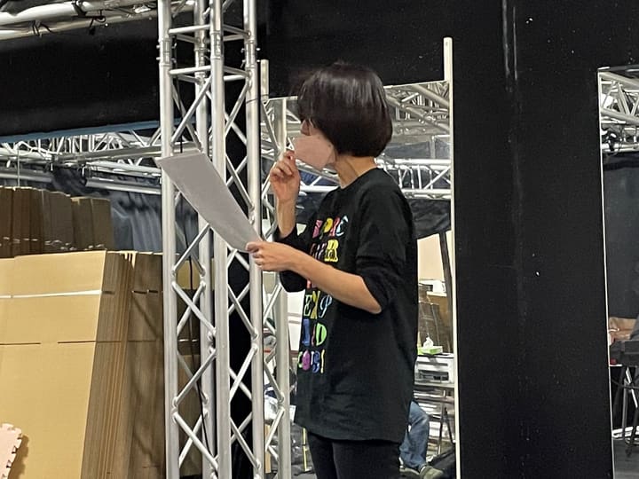 楽譜を手に口元へ手を添えて発声を確かめる団員｜劇団カスタリア 歌稽古