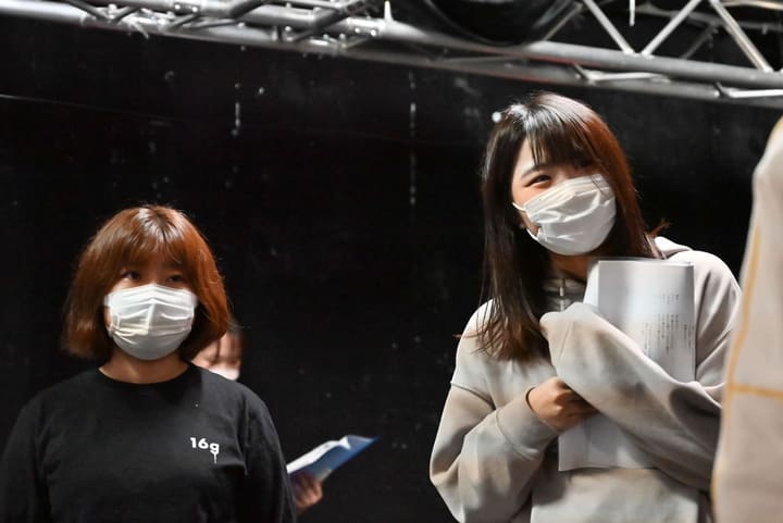 台本を胸に抱え、出番を待って並んで立つ団員2人｜劇団カスタリア「オーブ」立ち稽古