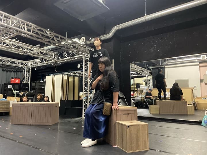 木箱の大道具に腰かけて演じる出演者2人｜劇団カスタリア「清子と桃香」立ち稽古