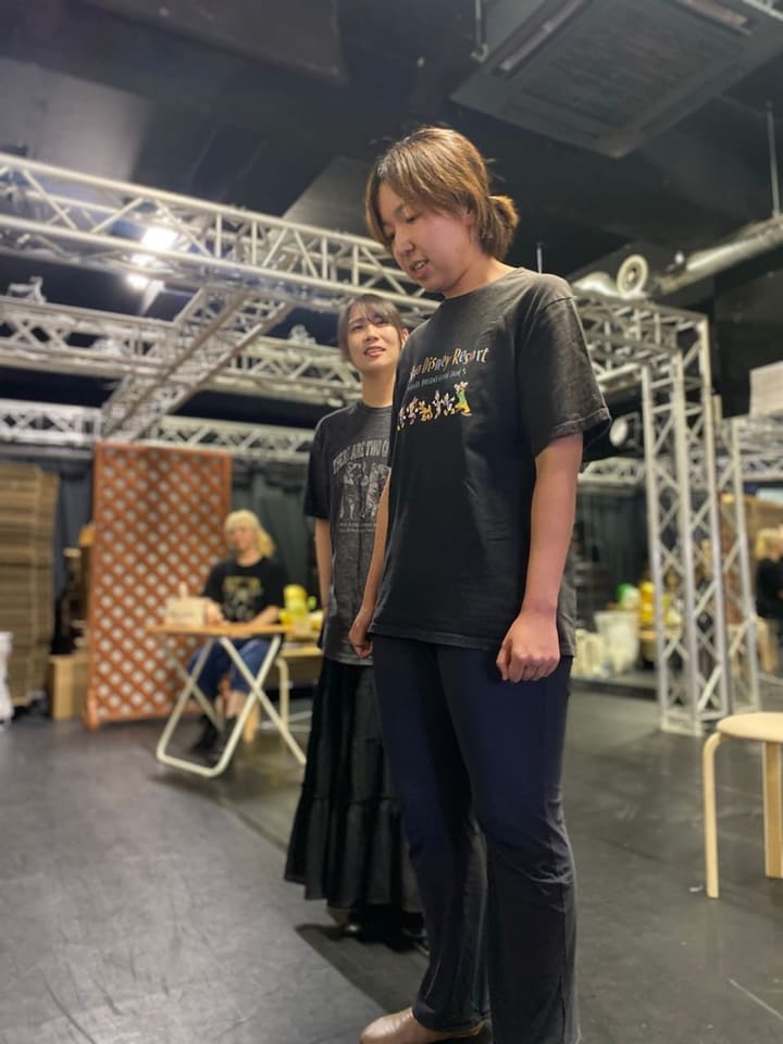 稽古場で向かい合い、台詞を交わす2人の出演者｜劇団カスタリア 芝居稽古