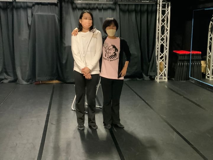 肩に手を置いて並び立つ団員2人の記念の一枚｜劇団カスタリア 稽古オフショット