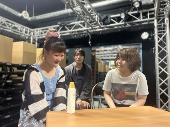 テーブルを囲んで語り合うシーンを稽古する団員たち|劇団カスタリア「金曜日の食卓」芝居稽古