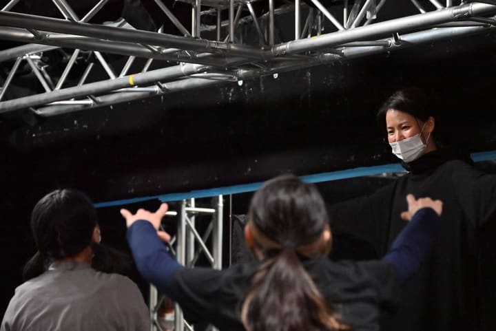 両手を前に差し出す2人と、向かいで笑顔で受け止める団員｜劇団カスタリア 一幕通し稽古