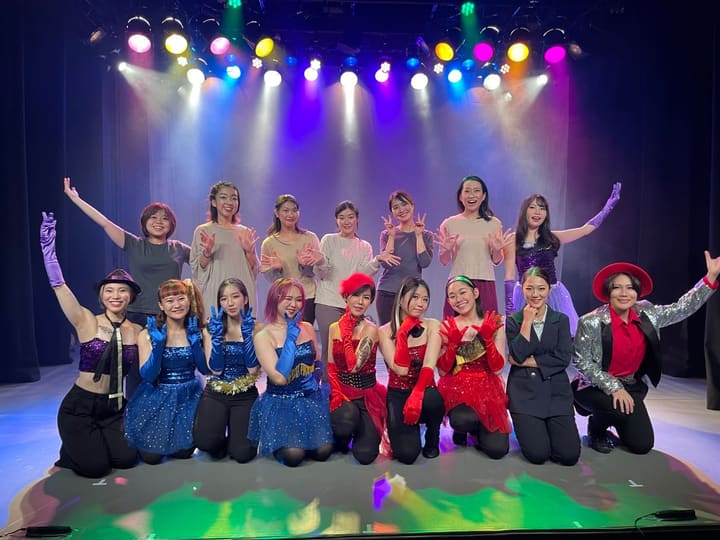 色とりどりの照明が灯る舞台に、衣裳姿の出演者たちが並ぶ集合写真｜劇団カスタリア「ルドベキアフェスティバル」公演