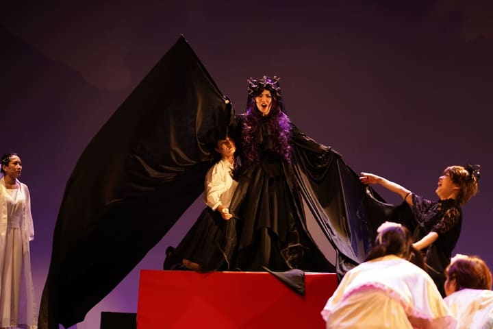 黒いマントを大きく広げて叫ぶ王冠姿の出演者｜劇団カスタリア「オーブ」公演