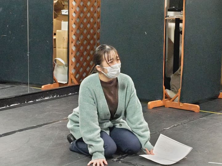 台本を床に置き、座ったまま場面を演じる団員｜劇団カスタリア 演技稽古