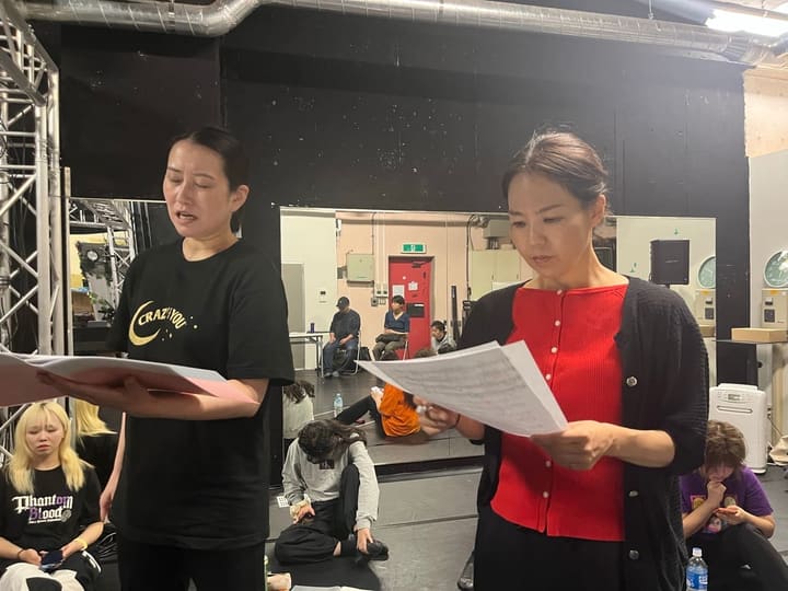 台本を手に、向かい合って台詞を確かめる出演者たち｜劇団カスタリア 芝居の抜き稽古