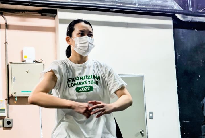 腕を体の前で構え、上体をひねって踊る団員｜劇団カスタリア ダンス稽古