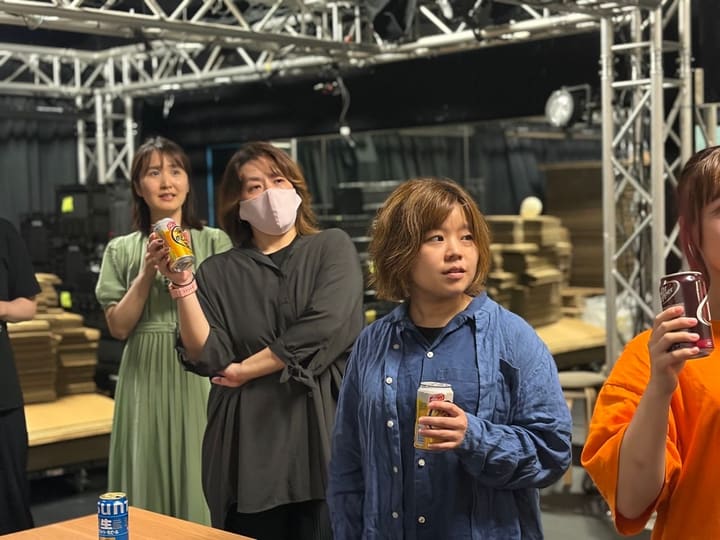 飲み物を手に、稽古を見守る出演者たち｜劇団カスタリア 稽古の合間