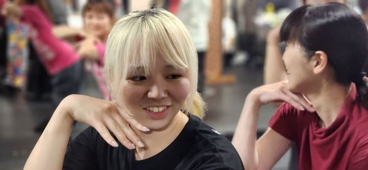 稽古場で笑顔を見せる出演者と、その肩に手を置く出演者｜劇団カスタリア 稽古の合間