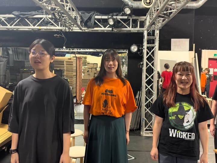 並んで立ち、正面を向いて歌う3人の出演者｜劇団カスタリア 歌稽古